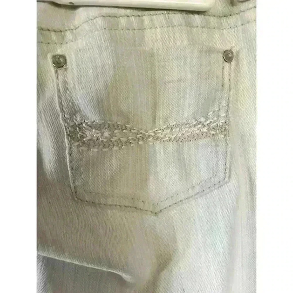 Almost Famous White Jeans with Eyelet Roll-up Hem, size 9 - Picture 7 of 7